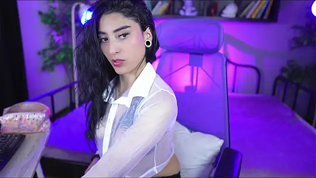 Emma and Issac online show from October 2025 04:43:02 AM