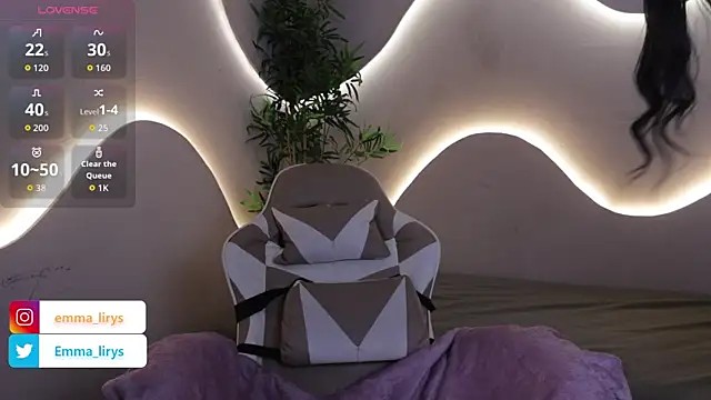 Emma and Issac online show from November 2025 04:45:02 AM