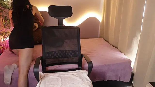 Emma and Issac online show from April 2026 08:17:02 PM