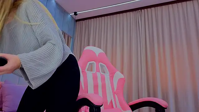 Reina Cummings online show from November 2025 07:19:02 AM