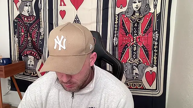 brettmycles28 online show from December 2025 05:20:01 PM