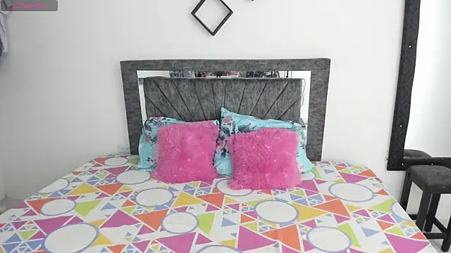 Laurasofia01 online show from November 2025 02:18:02 PM