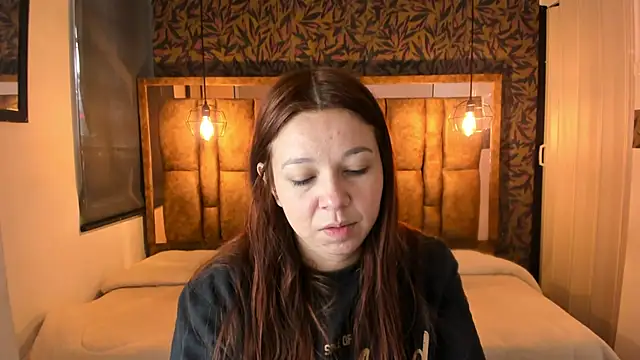 Isa Thompson   online show from December 2025 12:02:02 PM