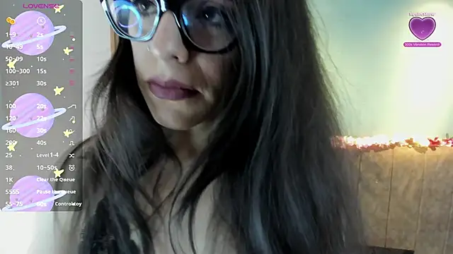 IsisNoir online show from April 2026 12:33:01 PM