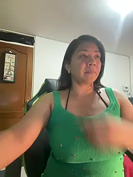 Snapshot of hiilarybrown chatting on April 2026 11:32:02 PM hiilarybrown online show from April 2026 11:32:02 PM