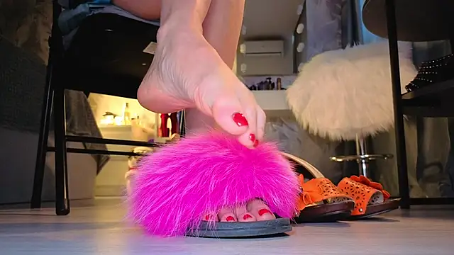 Snapshot of Feet_Heelss chatting on October 2025 09:40:02 AM Feet Heelss online show from October 2025 09:40:02 AM