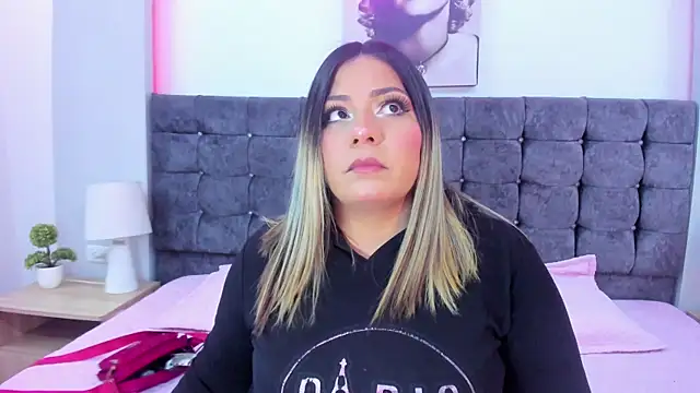 isabella horney  online show from October 2025 04:41:02 PM