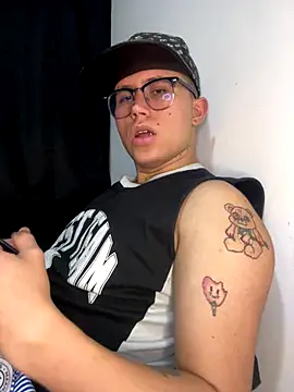 Snapshot of Kurtxxx22 chatting on September 2025 11:40:02 PM Kurtxxx22 online show from September 2025 11:40:02 PM