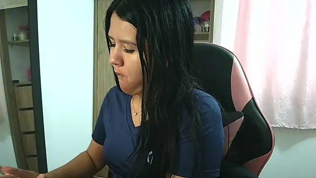 Oliviawatson1 online show from November 2025 01:23:01 PM