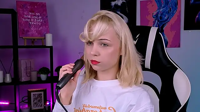 Charlotte Colinss online show from October 2025 03:06:02 AM