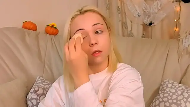 Charlotte Colinss online show from October 2025 05:19:02 AM