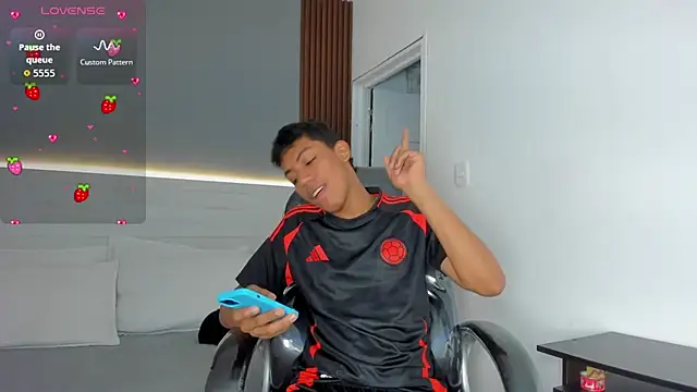 Brunette  boy online show from January 2026 03:32:01 AM