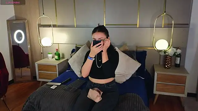 Lina Montclair online show from April 2026 06:55:01 PM