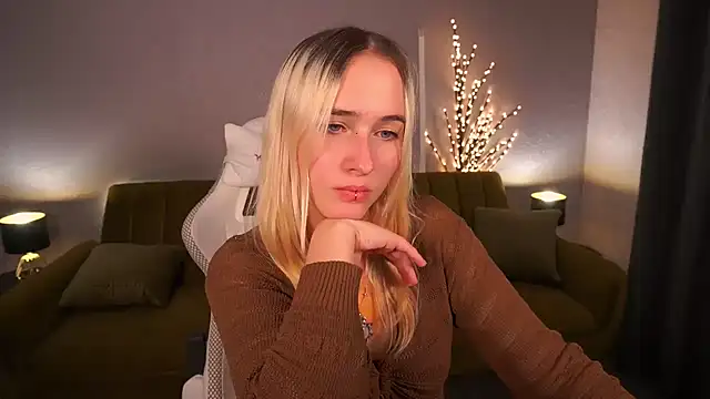 LilElfie online show from October 2025 08:59:02 PM