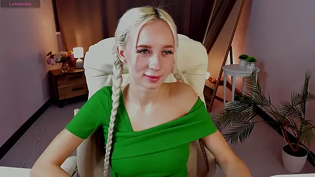 Snapshot of cute_luucy chatting on March 2026 03:42:02 AM cute luucy online show from March 2026 03:42:02 AM