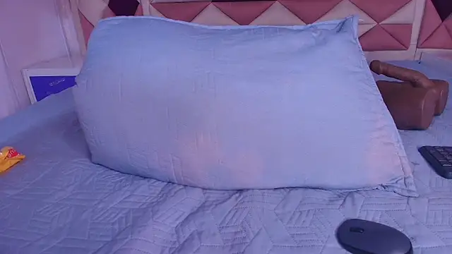 Snapshot of valecastro_ chatting on September 2025 07:14:01 PM valecastro  online show from September 2025 07:14:01 PM