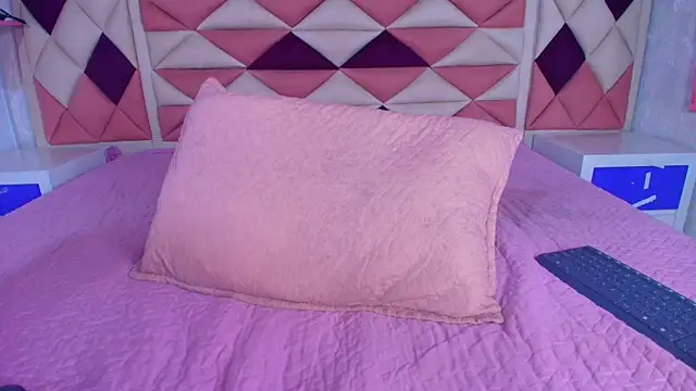 Snapshot of valecastro_ chatting on September 2025 07:24:02 PM valecastro  online show from September 2025 07:24:02 PM