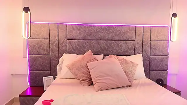 abril  lee   online show from November 2025 11:29:01 AM