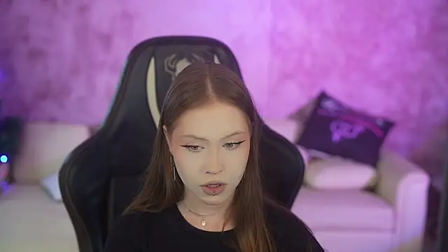 Esmie Smile online show from January 2026 12:01:02 AM