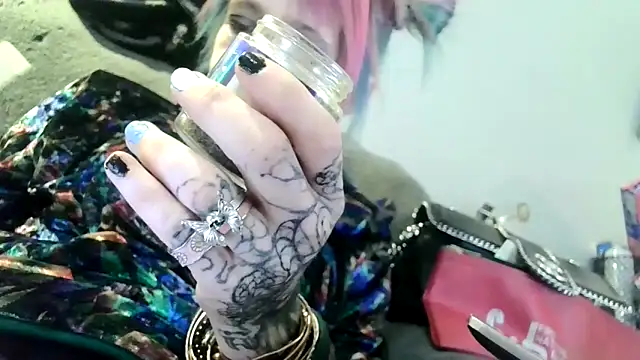 Evieskyyxh online show from November 2025 06:08:01 PM