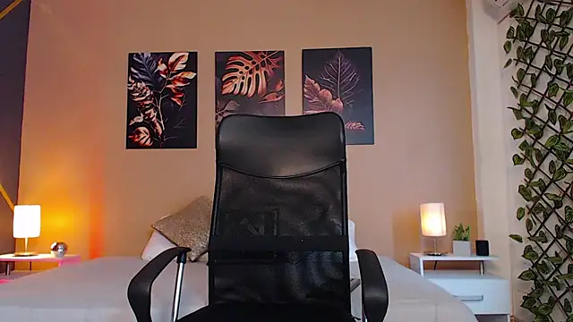 ChristopherBlack  online show from October 2025 01:34:01 PM