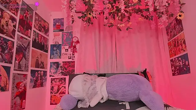 FluffyMelons online show from June 2026 11:08:01 PM