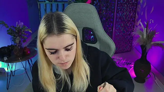 Stef Nicks online show from October 2025 06:22:02 AM