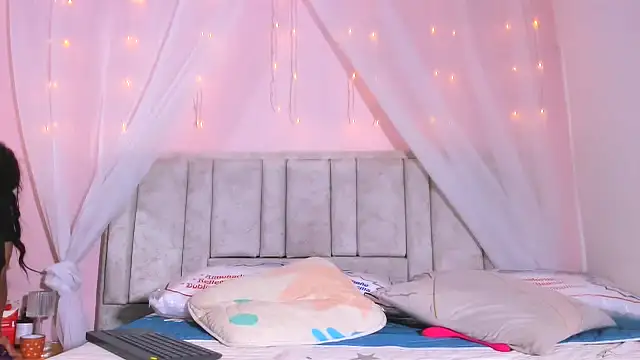 Snapshot of Rachellcooperrr chatting on October 2025 10:01:02 AM Rachellcooperrr online show from October 2025 10:01:02 AM