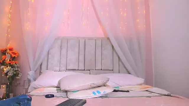 Snapshot of Rachellcooperrr chatting on October 2025 10:43:01 PM Rachellcooperrr online show from October 2025 10:43:01 PM