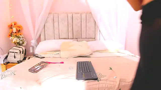 Snapshot of Rachellcooperrr chatting on October 2025 10:49:02 AM Rachellcooperrr online show from October 2025 10:49:02 AM