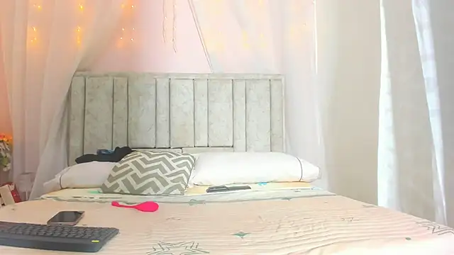 Snapshot of Rachellcooperrr chatting on November 2025 10:37:01 AM Rachellcooperrr online show from November 2025 10:37:01 AM