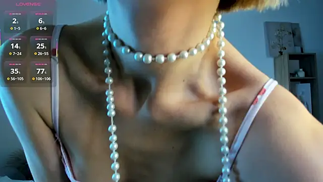 Ice Strawberry online show from November 2025 03:07:01 AM