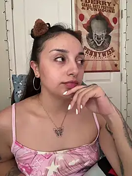 CharmingMaddie online show from April 2026 07:58:01 PM