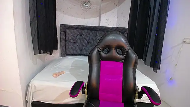 mia  thomson  online show from October 2025 12:34:02 PM