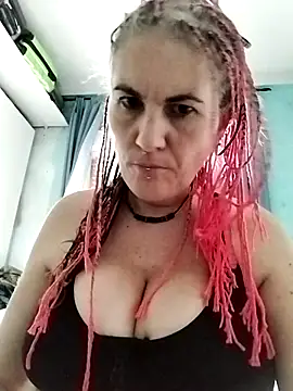 Snapshot of est_82 chatting on September 2025 03:33:01 PM est 82 online show from September 2025 03:33:01 PM
