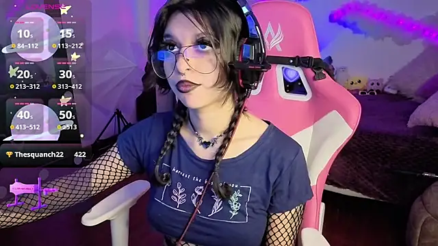 larah uwu online show from November 2025 07:36:02 PM