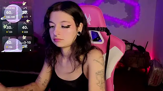 larah uwu online show from February 2026 07:37:01 PM