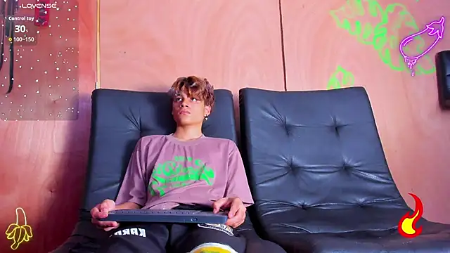 spicy adonhis online show from November 2025 12:31:02 PM