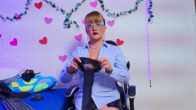 Snapshot of naomi_diamond_ chatting on October 2025 11:10:01 AM naomi diamond online show from October 2025 11:10:01 AM