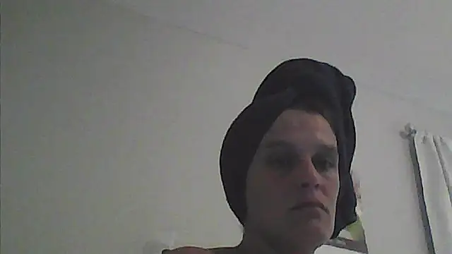 sarahkat86 online show from April 2026 11:40:02 PM