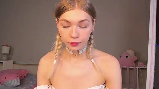 Snapshot of Blondy_Fina chatting on June 2026 05:19:02 AM Blondy Fina online show from June 2026 05:19:02 AM