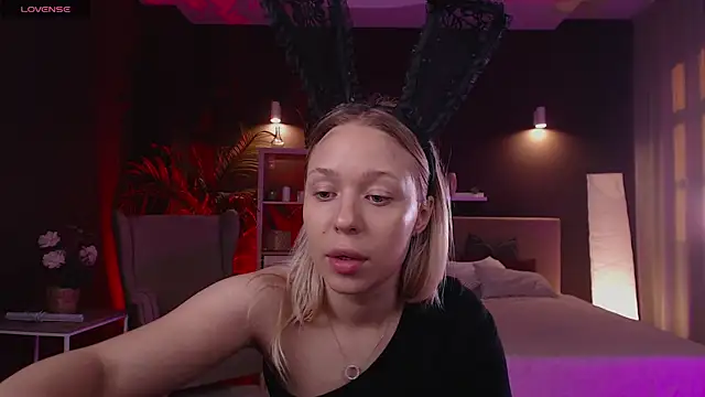 Snapshot of Pooja_Hegde chatting on September 2025 01:09:01 AM Pooja Hegde online show from September 2025 01:09:01 AM