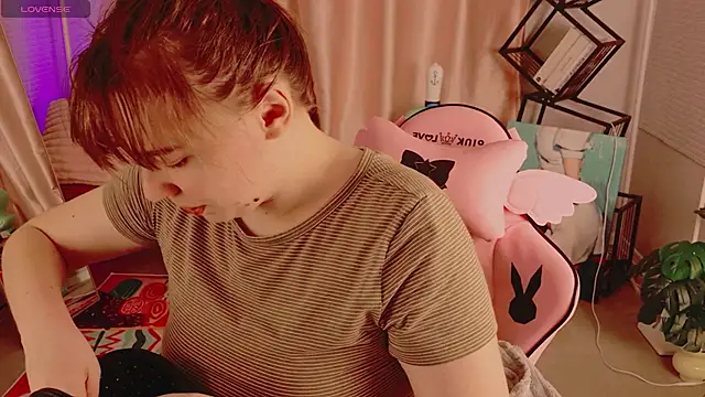 Snapshot of Moon__Bunny chatting on June 2026 03:27:02 PM Moon Bunny online show from June 2026 03:27:02 PM