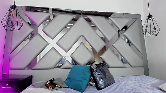 Lorenn Hill online show from November 2025 01:11:02 PM