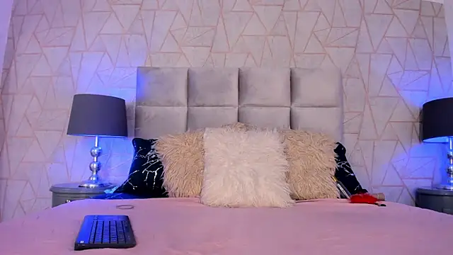 Emely florence  online show from October 2025 07:25:02 PM