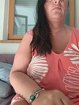 Snapshot of LaReginaNera chatting on June 2026 06:11:01 AM LaReginaNera online show from June 2026 06:11:01 AM