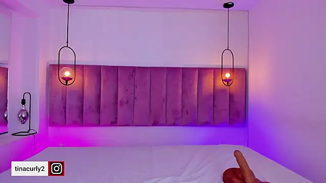 Snapshot of Tina_curly chatting on September 2025 03:33:02 AM Tina curly online show from September 2025 03:33:02 AM