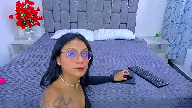 Soffia Konig  online show from February 2026 12:32:02 PM