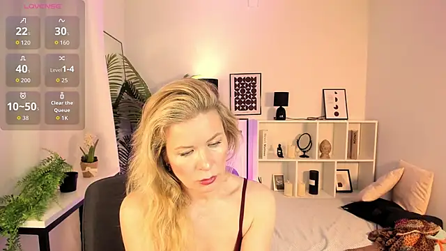 Julia Giulia online show from April 2026 07:50:02 AM