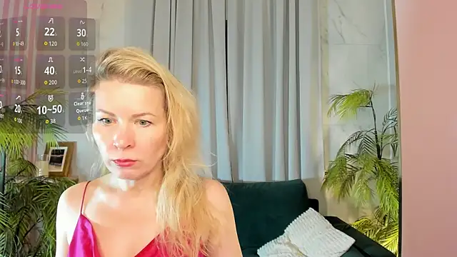 Julia Giulia online show from April 2026 11:42:01 AM